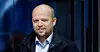 Finansminister Trygve Slagsvold Vedum (Sp) ankommer Bergen fredag. Han vil ikke svare på spørsmål som omhandler regjeringens fremtid, men er uenig med Arbeiderpartiet i striden om EUs energipakke.