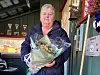 25-årsjubilant: Organisasjonsmedarbeider i avdeling 1 Øst, Karin Lindqvist; har vært hjemme hos Ranveig Solvang og gitt henne blomster og merke for 25 års medlemskap.