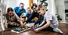 FAMILIEN: Egle Rimdzuite og Mindaugas Giedraitis synes de har et godt liv på Trofors sammen med barna Jona, Kristupas og Kotryna.