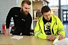 TELLER: Lasse Evjen og Endre Torssønn Klokkervold teller innmeldingsblanketter. Det er herved 30 nye elevmedlemmer i EL og IT Forbundet.