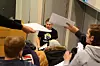 SANKER Endre Torssønn Klokkervold og Lasse Evjen samler inn EL og ITs elevmedlemskapsblanketter på Malvik videregående skole. Om noen elever av ukjente årsaker har kviet seg for å skrive opp navn, epost og telefonnummer, gjør ikke foredragsholderne noe stort oppstuss rundt det. – Vi prøver å være helt fair på at dette ikke er noe Vita Pro-greier med utmeldingsavgifter og innmeldingsavgifter og sånt. Det er bare at vi vil ha kontaktinformasjon, slik at vi senere kan sende en mail og spørre om de vil være 'ekte' medlem når de starter i læra, sier Klokkervold.