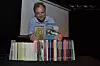 40 ÅR: Frank Meyer, daglig leder for Arbeiderbevegelsens arkiv og bibliotek, Abark, med 2. nummer av tidsskriftet for 1976 (om trøndersk fagbevegelse) og den siste utgaven av Arbeiderhistorie fra 2016. Til sammen 40 år fra 'grå mus' til påkostet bokproduksjon.