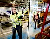 NØYE: Selv sikkert glass må behandles varsomt. Sven Are Hansen har mer enn ti års erfaring på Si Glass og full kontroll.