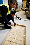 TRIKS: Det fins en måte å få glasset til å knuse på, ved å slå helt ute i hjørnet, demonstrerer plassjef Lars Sigve Søndenå - på betingelse av at Magasinet ikke sier det bort til mistenkelige personer. Vi går gode for alle våre lesere.