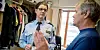 Haakon Mjelde, tillitsvalgt i Bergen fengsel, drikker kaffe på cellen til Stig Husebø (55) som hittil har sonet sju år av en dom på 19 år. - Når man først har havnet i denne situasjonen gjelder det å snu det negative til noe positivt. For min del har det handlet om å kunne gjøre noe forebyggende, sier Husebø som tidligere holdt foredrag for besøkende VGS-elever. Denne ordningen ble nedlagt etter forrige kutt-runde.
