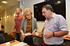 KJØREPLAN: Josephine Bakke fagansvarlig for Yorkshireskolen, Globaliseringskolen, European Works Councils og skreddersydde engelskkurs i AOF, diskuterer kjøreplan med Steve Davison, koordinator for Yorkshireskolen i Storbritannia. T.v. André Fosstvedt.