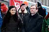PARTIFELLER: Ap-nestleder Hadia Tajik og partikollega Espen Barth Eide, som er Aps saksordfører i energikomiteen fulgte demonstrasjonen i kulda.