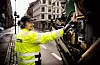 Hver eneste dag henter Jan Lange og hans kollega på søppelbilen opptil 8 og 9 tonn avfall fra hoteller og annet næringsliv i Oslo sentrum. På én dag er de innom 70 til 80 steder.