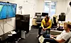 LIGGER DÅRLIG AN: Markus Hansen (t.h.) er i ferd med å få bank i Fifa, men får trøstende ord fra mentor/coach/moralsk støtte David Coron-Andersen (t.v.).