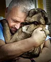 VERDENS BESTE GAVE: Fagforeningene i Fellesforbundet ga forbundsleder Jørn Eggum en minehund da han fyllte 50, og betaler for opplæringen av valpen som har fått matfars navn - Eggum.