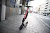 Mange set frå seg sparkesyklane midt på fortauet, sånn som dette i Oslo sentrum ein fredagskveld.