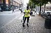 Trafikkbetjent Ramin Mirlashari flyttar sparkesyklar bort frå fortauet for å sikre fri ferdsel i Oslo sine gater.