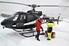 PILOT PÅ JOBB: Helipilot Petter Gullbrandsen er en av få piloter på jobb i Heliteam, der mange kolleger er permittert.