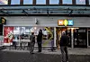 FIX'ERNE. Når leietakerne i 1. etasjen ber om hjelp, stiller eierne opp. Utleie av lokalene på gateplan sikrer husets økonomi.