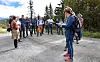 MYE Å HOLDE STYR PÅ: Det er mange som vil kommentere under befaringen, og Merethe Ekerhaugen noterer så godt hun kan.