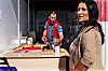 NØD: Rafael har plukket fram rasjonen til Remedios: Pasta, linser, bønner og kjeks. Det er tre måneder til neste gang.
