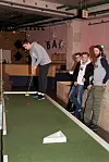 MINIGOLF: Det er ofte en aktivitet på programmet. Mathias Lind konsentrerer seg i minigolf, mens Runar Strand, Oddbjørn Strand og Thomas Wedege følger med.