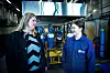 I MAMMAS FOTSPOR: June Helen Heggheim (t.v) har bakgrunn som industrirørlegger. Datteren Karina vil også jobbe i industrien.