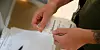 MEDISINER: Som helsefagarbeider kan Therese Madelen Nord-Kongskog dele ut medisiner som er pakket og gjort klare i doser. Hadde hun hatt sykepleier- eller vernepleierutdanning, kunne hun også stått for doseringen.