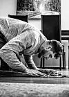 Nesten 15 timer uten mat og drikke har gitt Dardan Krasniqi både tom mage og tørr hals, men under ramadan klager han ikke. Han vender seg heller mot Mekka i bønn.