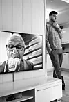 18:31. Mens reklamen på TV viser den ene matreklamen etter den andre, må Dardan vente til solnedgang før han kan spise. Bare seks minutter igjen nå.