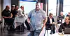 TOK ORDET: Marius Johnsen Støme fra Vadsø på vei til talerstolen under landstariffkonferansen for energi for å fortelle gjest og energiminister Terje Aasland (som sitter rett bak i bildet) om den anstrengte kraft-situasjonen i Øst-Finnmark.