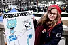 EGEN PLAKAT: Klubbleder i Caverion Oslo, Kristine J. Wendt, holdt appell og hadde med seg egen plakat til markeringen utenfor Stortinget.