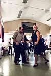 FØR OG NÅ. Camilla Wiik kan huske at klassen var på dansekurs i Folkets Hus. Sånn omtrent 30 år senere er hun tilbake og danser sving, her sammen med Sverre.