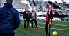 Wenche Rudsengen (t.v.) og Aina Rype mener de utfyller hverandre bra. Her fra en fotballtrening i våres etter at de fikk sosialarbeiderprisen.