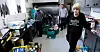 Jan driver kjøkkenet hos den veldedige organisasjonen St. Vincents Center i Newcastle. Frivillige hjelper med å organisere varer.