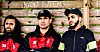 VENTING: På hvert cricketlag er det elleve spillere, men kun to er på banen samtidig for laget som skal slå og løpe. Tidligere landslagsspiller Mubasshar Bhatti (midten) med lagkamerater.