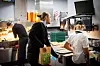 SJELDNARE UNDERBEMANNA: Når Magasinet er innom restauranten, er kontrasten stor til i sommar da det var kaos på arbeidsstasjonane, lange køar med irriterte gjestar og ein restaurant som ikkje såg ut.