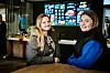 GREITT: No er det greitt å gå på jobb igjen, meiner Marthe Kalland og Christine Lie etter ei tøff tid med dårlege arbeidsforhold. Med tariffavtale i hand skal dei fagorganiserte på McDonald's i Åsane passe på at endringane er permanente.
