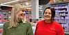 POSITIVE: Både tillitsvalgt Randi Holen (t.v.) og butikksjef Nadine Køhn på Coop Extra Farsund synes det er greit med søndagsåpne butikker i juli for å gi et tilbud til turistene. Men rent økonomisk lønner det seg ikke.