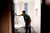 VIL LÆRE MER: Ibrahim Mahamud Mahamed skal snart begynne på fagbrevet. Han går også på dronekurs.