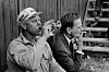 Olof Palme tar en pause sammen med en arbeider i1968.