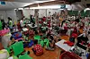 Tekstilarbeidere på en liten fabrikk Sangkhlaburi i 2012. På dette tidspunktet investerte flere internasjonale selskaper i landet. Bildet er ikke fra fabrikkene til de norske selskapene som er omtalt i saken.