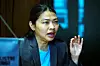 Khaing Zar Aung startet i tekstilindustrien som 16-åring for å hjelpe familien. Hun fortalte Frifagbevegelse at hun da møtte arbeidskolleger på ti år, så kvinner som ble trakassert av sjefene og jobbet døgnet rundt i slave lignende forholdene for omtrent null lønn. Bildet er tatt i forbindelse med at hun var i Norge og mottok Arthur Svensson-prisen for sitt arbeid for faglige rettigheter i landet.