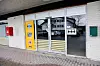 INGEN KLUBB: Glassdørene er stengt på den gamle Coop-butikken i Drangedal sentrum. Kommunen skulle bygd den om til stilig ungdomsklubb og bibliotek, men flertallet i kommunestyret valgte å bruke pengene til en ny vei, ifølge Drangedalsposten. Ungdomsklubben er i stedet nomader i bygda.