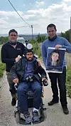 AKTIVIST: Kenneth Sandberg (til høyre), Jan Harald Helgesen og en palestinsk demonstrant med bilde av Rachel Corrie, en amerikansk menneskerettsaktivist som ble drept av israelske styrker som bulldoset palestinske hjem i Gaza i 2003. -På dette bildet har vi akkurat blitt utsatt for det første tåregass-angrepet, forteller Sandberg.