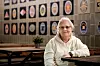 STOLT: Synnøve Bødker har jobba ved E. C. Dahls i 42 år, og er glad for at Trondheim har beholdt sitt flotte bybryggeri.