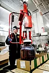 FLASKE OG FAT: Bokslinja savner de, men de produserer mang en glassflaske og øl på plastfat, som her ved Kim Johnsen.