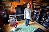 AUDOFIL: Geir Gamborg-Nielsen har sansen for radio- og lydutstyr. Han er blant annet i besittelse av mye fra Tandberg - og en av de første transistor-radioene som kom på markedet. Her er han fotografert i husets kjeller.