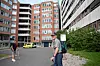 Glad i jobben: Fem dager i uka går Einar Braaten på jobb i «hub'en» på Sykehuset i Vestfold. Han trives blant kollegene og føler at han stadig lærer noe nytt. Han vil helst ikke tenke på at arbeidsgiveren ønsker å bli kvitt ham. Til venstre: Geir Tollefsen, Fagforbundets hovedtillitsvalgte ved sykehuset.