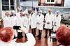 Hurra for Freia! .... konstaterte besøkende og ansatte ved Freia da næringsministeren på tredje forsøk endelig kom seg til sjokoladefabrikken på Rodeløkka i Oslo.