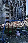 En bombet boligblokk og en forlatt kosebamse i Saltivka, et boligområde nordøst i Kharkiv. Før krigen var det tett befolket med rundt 400.000 mennesker.