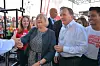 Her ankommer Stefan Löfven sammen med sin kone til valgmøte i Vällingby.,