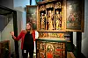 Eli Hausken, avdelingsleder for forskningskommunikasjon, håper å få laget digitale rundturer mens museet holder stengt. Her står hun ved et alterskap fra Austevoll (ca.1510). De store figurene er: St. Peter (t.v), St. Sunniva (hovedfigur og Vestlandets skytshelgen) og Maria Magdalena.