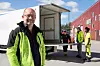 TRIVES: Lærer Olav Stensvehagen trives på Solør videregående skole avdeling Våler. Elevene på transport og logistikk får undervisning i bakgrunnen.