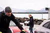 Sigmund Johansen fra Fellesforbundet synes det var litt vel tidlig å møtes klokka 06.00 på morgenen, men han går raskt i gang med å dele ut de hvite posene.